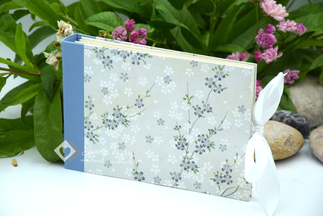 Leporello Album ca. 19,0x12,5x3,0 cm mit Verschlussschleife | Einband Japanpapier Chiyogami Kirschblüten floral | blau silber | Art. Nr. 97210502